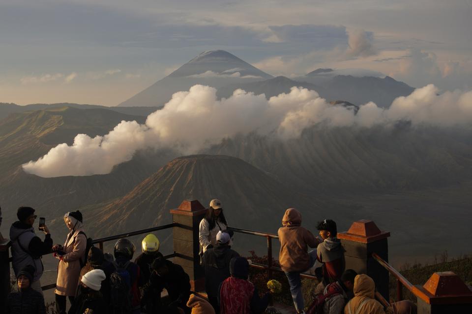 Sejumlah wisatawan melihat suasana Gunung Bromo di Kawasan Taman Nasional Bromo Tengger Semeru (TNBTS), Pasuruan, Jawa Timur, Senin (1/1/2024). Bedasarkan data Balai Besar TNBTS pada Minggu (31/12), kunjungan wisatawan di wilayah tersebut mencapai 5.000 o