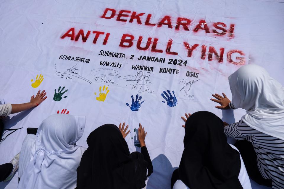 Siswa mengikuti aksi cap tangan saat deklarasi anti bullying di SMP Lazuardi Kamila Global Compassianote School (SCS) Solo, Jawa Tengah, Selasa (2/1/2024). Aksi yang juga diisi sosialisasi lawan perundungan tersebut untuk mencegah segala tindakan yang men