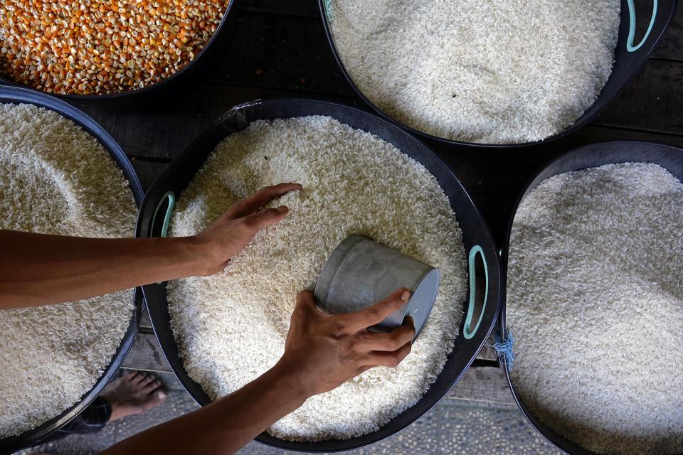 Pedagang merapikan beras dagangannya di Jalan Rajawali, Makassar, Sulawesi Selatan, Selasa (2/1/2024). Badan Pusat Statistik (BPS) mencatat harga beras di tingkat eceran naik sebesar 0,48 persen secara month to month (mtm) dan 17,07 persen secara year to 