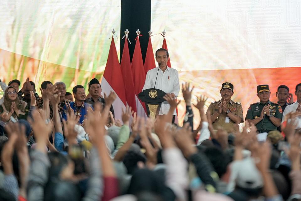 Presiden Joko Widodo (tengah) memberikan sambutan saat menghadiri acara Pembinaan Petani se-Provinsi Jawa Tengah Mendukung Peningkatan Produksi Padi dan Jagung Nasional, di GOR Satria Purwokerto, Banyumas, Jawa Tengah, Selasa (2/1/2024). 