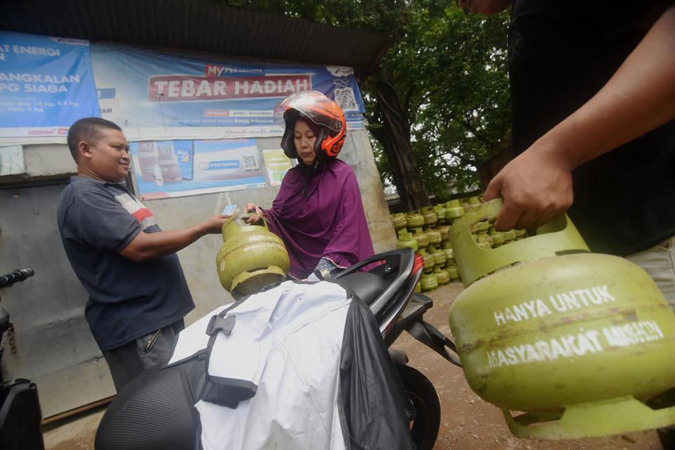 Warga menujukkan KTP nya saat membeli LPG 3 kg di pangkalan LPG di kawasan Pasar Rebo, Jakarta Timur, Selasa (2/1/2024). Pemerintah mewajibkan pendaftaran bagi konsumen yang akan membeli Liquefied Petroleum Gas (LPG) bersubsidi tabung 3 kilogram (kg) deng