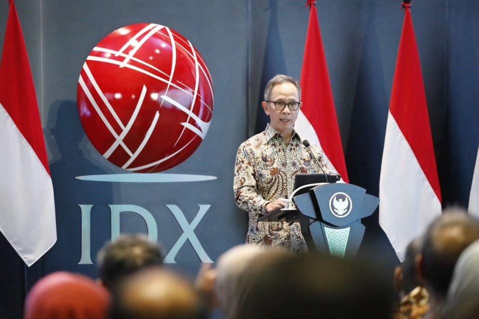 Ketua Dewan Komisioner Otoritas Jasa Keuangan (OJK) Mahendra Siregar menyampaikan pidato sambutannya pada pembukaan perdagangan saham di Bursa Efek Indonesia (BEI), pada Selasa (2/1).