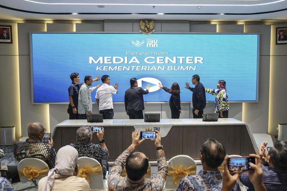 Menteri BUMN Erick Thohir (tengah) bersama Sekretaris Kementerian BUMN Rabin Indrajad Hattari (ketiga kiri) serta perwakilan pemimpin redaksi dan jurnalis saat meresmikan media center Kementerian BUMN di Jakarta, Rabu (3/1/2024). Penyediaan media center t