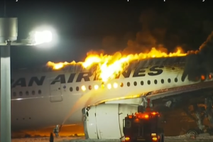 Jet Japan Airlines terbakar setelah bertabrakan dengan pesawat bantuan gempa Jepang di bandara Tokyo Haneda pada Selasa (2/1).