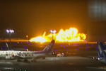 Jet Japan Airlines terbakar setelah bertabrakan dengan pesawat bantuan gempa di bandara Tokyo Haneda pada Selasa (2/1). 