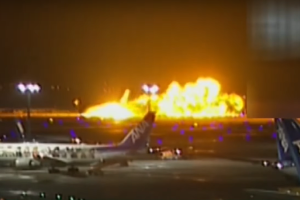 Jet Japan Airlines terbakar setelah bertabrakan dengan pesawat bantuan gempa di bandara Tokyo Haneda pada Selasa (2/1). 