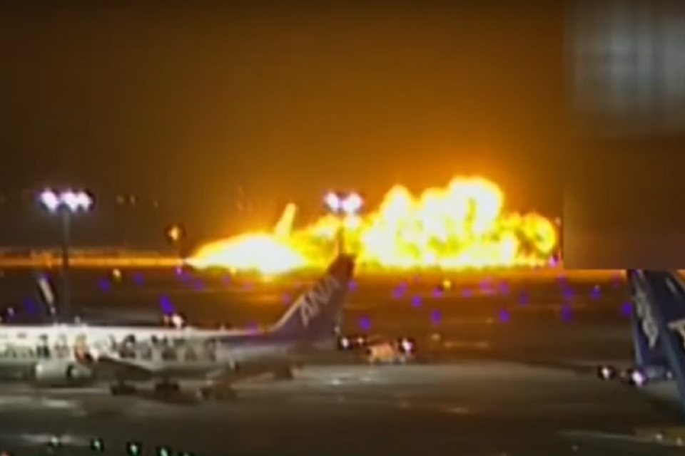Jet Japan Airlines terbakar , gempa jepang, jepang,