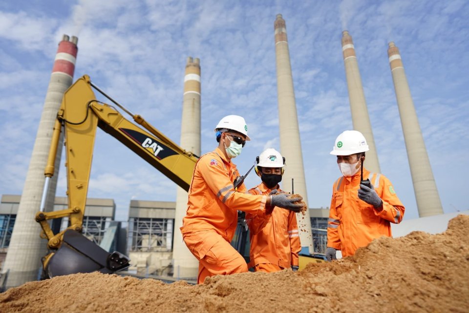 Petugas PLN melakukan pengecekan terhadap biomassa yang berasal dari serbuk kayu untuk digunakan sebagai substitusi bahan bakar batu bara atau co-firing di Pembangkit Listrik Tenaga Uap (PLTU) Suralaya, Cilegon, Banten.