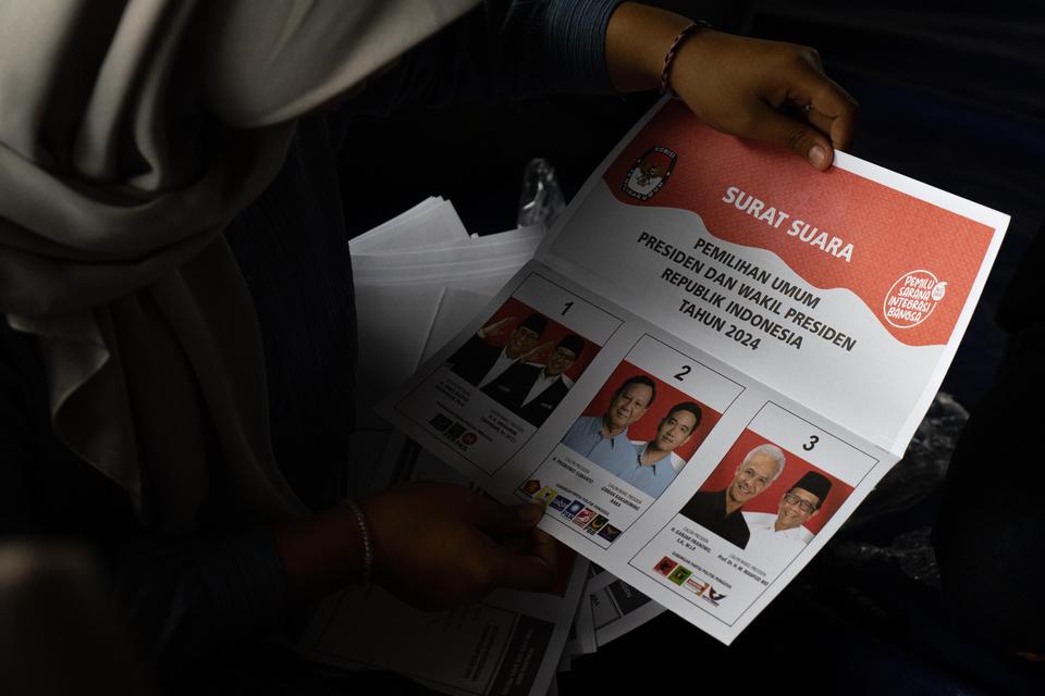 Pekerja memilah surat suara Pemilu 2024 di gudang logistik Pemilu KPU Bantul, D.I Yogyakarta, Kamis (4/1/2024). KPU Bantul melakukan penyortiran dan pelipatan surat suara Pilpres 2024 sebanyak 758.449 lembar ditambah 1.000 lembar untuk pemungutan suara ul