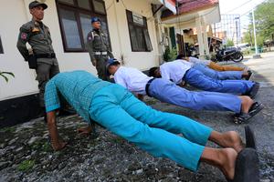 Penertiban siswa bolos sekolah di Aceh Barat