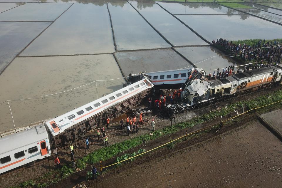 Foto udara kereta api lokal Bandung Raya yang bertabrakan dengan kereta api Turangga di Cicalengka, Kabupaten Bandung, Jawa Barat, Jumat (5/1/2024). Hingga saat ini petugas masih mengidentifikasi penyebab kecelakaan tersebut serta masih mendata korban bai