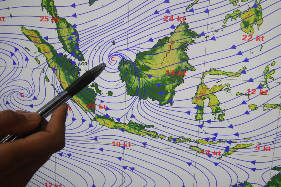Badan Meteorologi, Klimatologi, dan Geofisika (BMKG) menyatakan telah mengeluarkan peringatan dini mengenai potensi cuaca ekstrem untuk wilayah Jawa Barat sebelum terjadi angin puting beliung di Rancaekek.