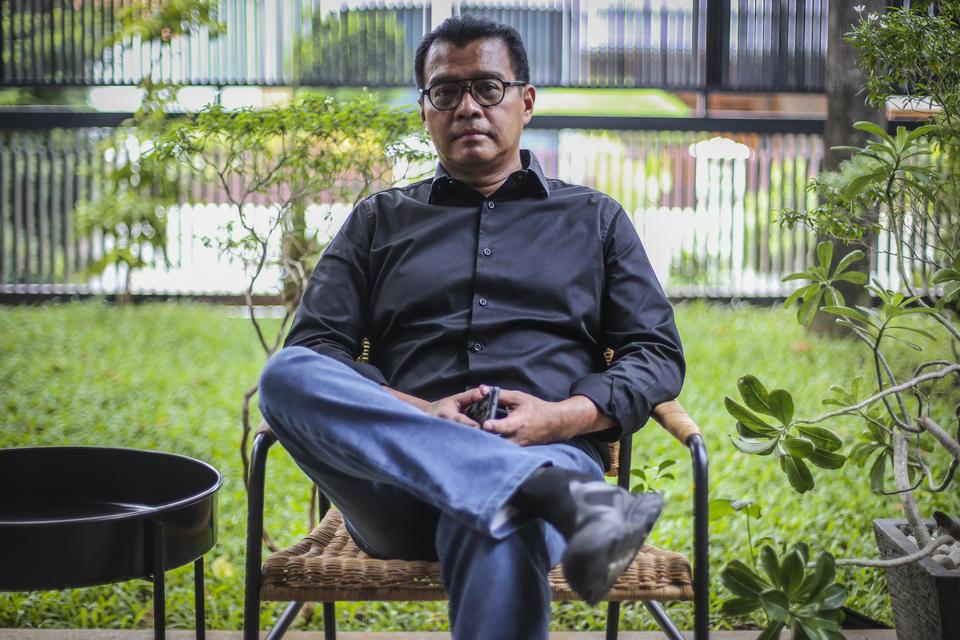 Deputi Politik 5.0 Tim Pemenangan Nasional (TPN) Ganjar-Mahfud, Andi Widjajanto berpose usai wawancara khusus dengan Lembaga Kantor Berita Nasional Antara di Jakarta, Jumat (5/1/2024).