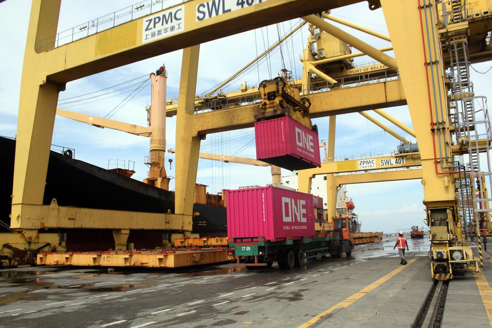 Pekerja mengoperasikan alat berat memindahkan peti kemas internasional dari kapal ke truk di Pelabuhan Belawan, Medan, Sumatera Utara, Sabtu (6/1/2024). Kementerian Perdagangan (Kemendag) menaikkan target ekspor ke China pada tahun 2024 dari 60 miliar dol