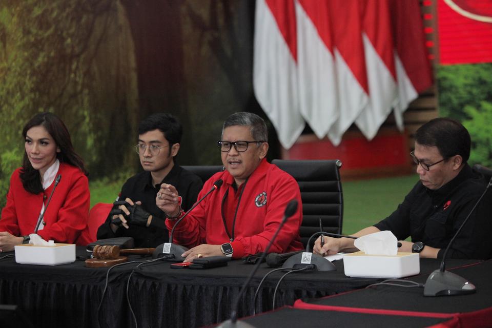 Sekjen PDI Perjuangan Hasto Kristiyanto (kedua kanan), Wakil Ketua DPP PDIP Bidang Hubungan Luar Negeri Ahmad Basarah (kanan), kader PDIP Anggie (kiri) dan Aryo Seno Bagaskoro (kedua kiri) menyampaikan keterangan pers mengenai perayaan HUT ke-51 PDI Perju