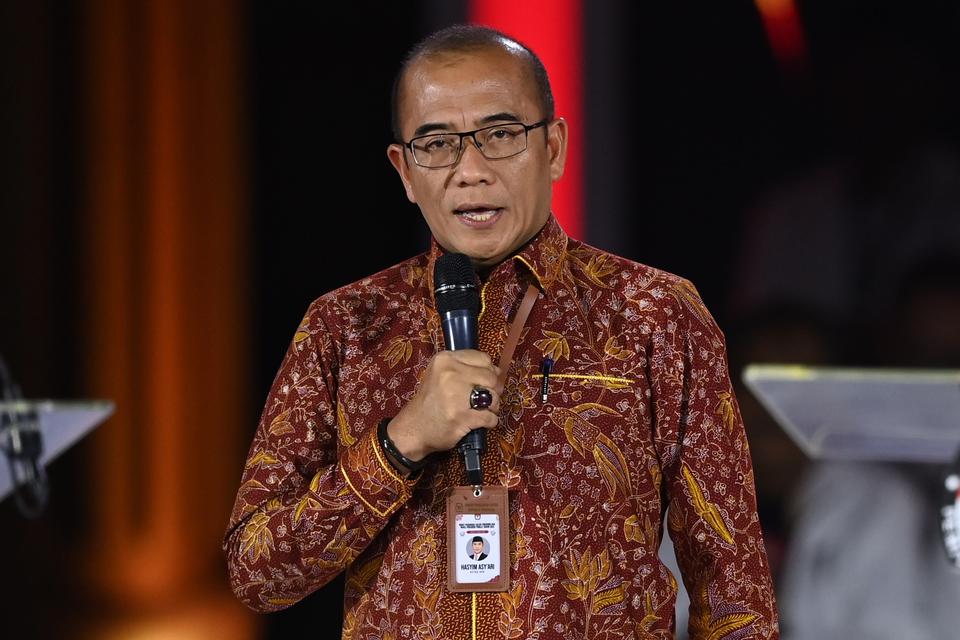 Ketua KPU Hasyim Asy’ari memberi sambutan sebelum dimulainya debat ketiga Pilpres 2024 di Istora Senayan, Jakarta, Minggu (7/1/2024). Debat kali ini bertemakan pertahanan, keamanan, hubungan internasional, globalisasi, geopolitik, dan politik luar negeri.