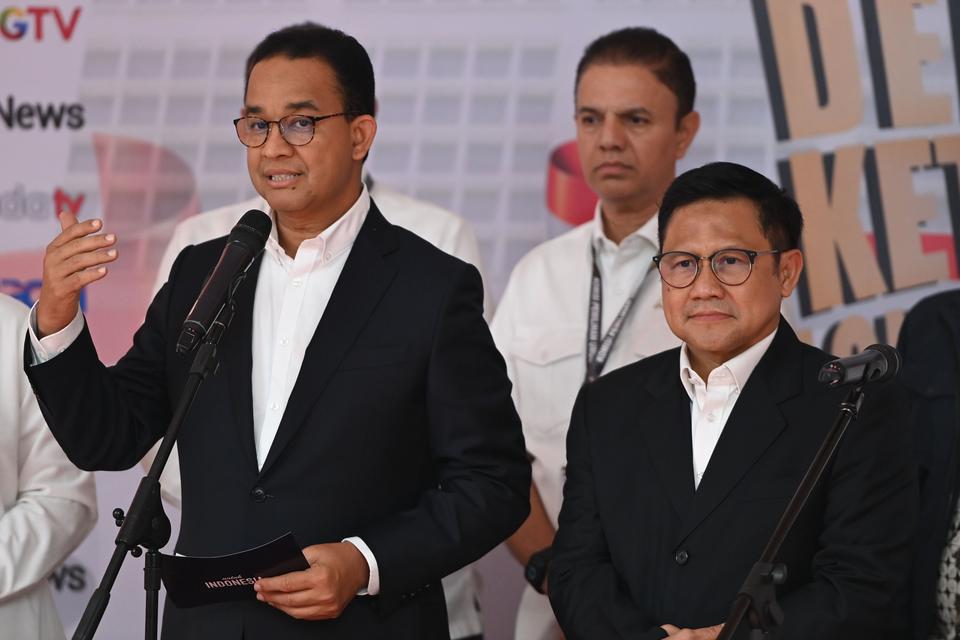 Capres-cawapres nomor urut satu Anies Baswedan (kiri) dan Muhaimin Iskandar (kanan) menjawab pertanyaan wartawan usai debat ketiga Pilpres 2024 di Istora Senayan, Jakarta, Minggu (7/1/2024).