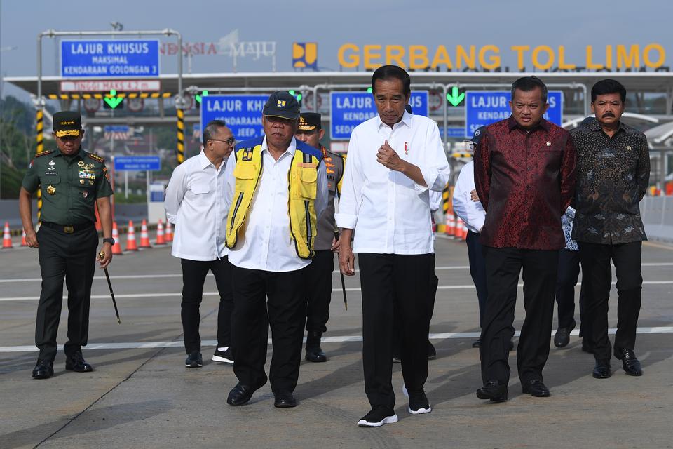 Presiden Joko Widodo (keempat kiri), didampingi Panglima TNI Jenderal TNI Agus Subiyanto (kiri), Mendag Zulkifli Hasan (kedua kiri), Menteri PUPR Basuki Hadimuljono (ketiga kiri), Anggota Komisi V DPR Mulyadi (kedua kanan) dan Menteri ATR/Kepala BPN Hadi 
