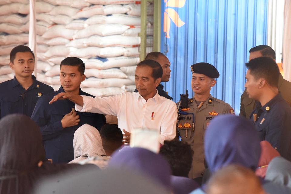 Presiden Joko Widodo (tengah) menyapa warga penerima manfaat saat meninjau penyaluran bantuan pangan beras di Serang, Banten, Senin (8/12/2024). 