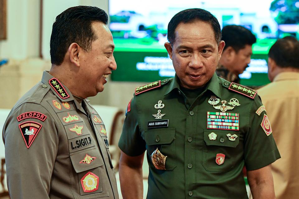 Kapolri Jenderal Pol Listyo Sigit Prabowo (kiri) berbincang dengan Panglima TNI Jenderal TNI Agus Subiyanto jelang Sidang Kabinet Paripurna di Istana Negara, Jakarta, Selasa (9/1/2024). Sidang Kabinet yang dipimpin Presiden Joko Widodo tersebut membahas t