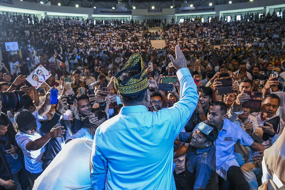 Calon presiden nomor urut 2 Prabowo Subianto memberikan pidato politik saat hadir di acara konsolidasi relawan Prabowo-Gibran se-Provinsi Riau di Gelanggang Olahraga Remaja (GOR) Pekanbaru, Riau, Selasa (9/1/2024). Dalam kesempatan tersebut Prabowo Subian