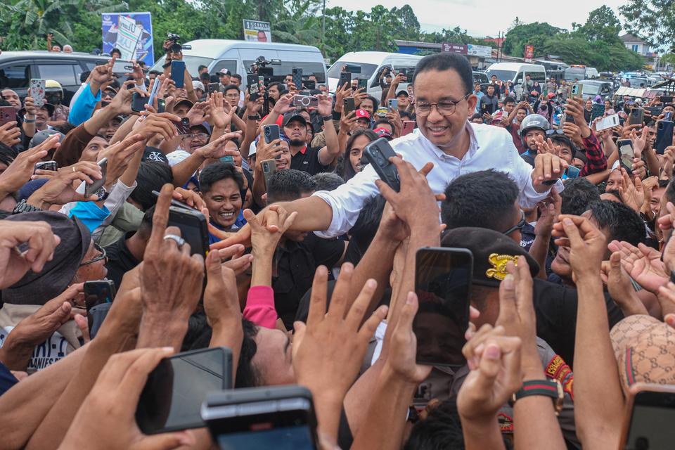 Calon presiden nomor urut 1 Anies Baswedan menyalami sejumlah buruh di Kendari, Sulawesi Tenggara, Selasa (9/1/2024). 