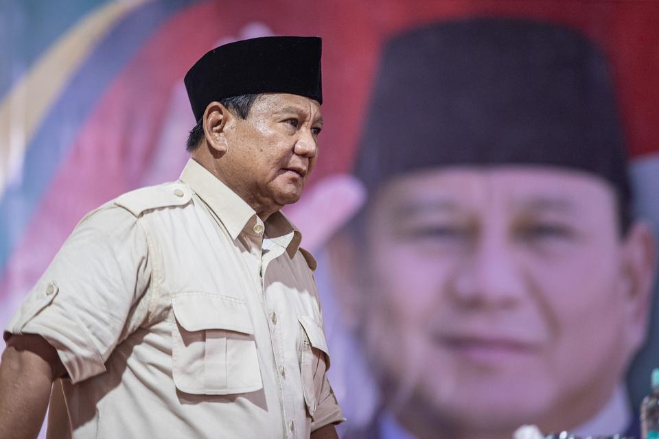 Calon presiden nomor urut 2 Prabowo Subianto bersiap menyampaikan pidato saat menghadiri sillahturahmi Nasional Ummat dan Ulama di Palembang, Sumatera Selatan, Selasa (9/1/2024). Dalam kesempatan tersebut Prabowo Subianto meminta relawan dan simpatisan so