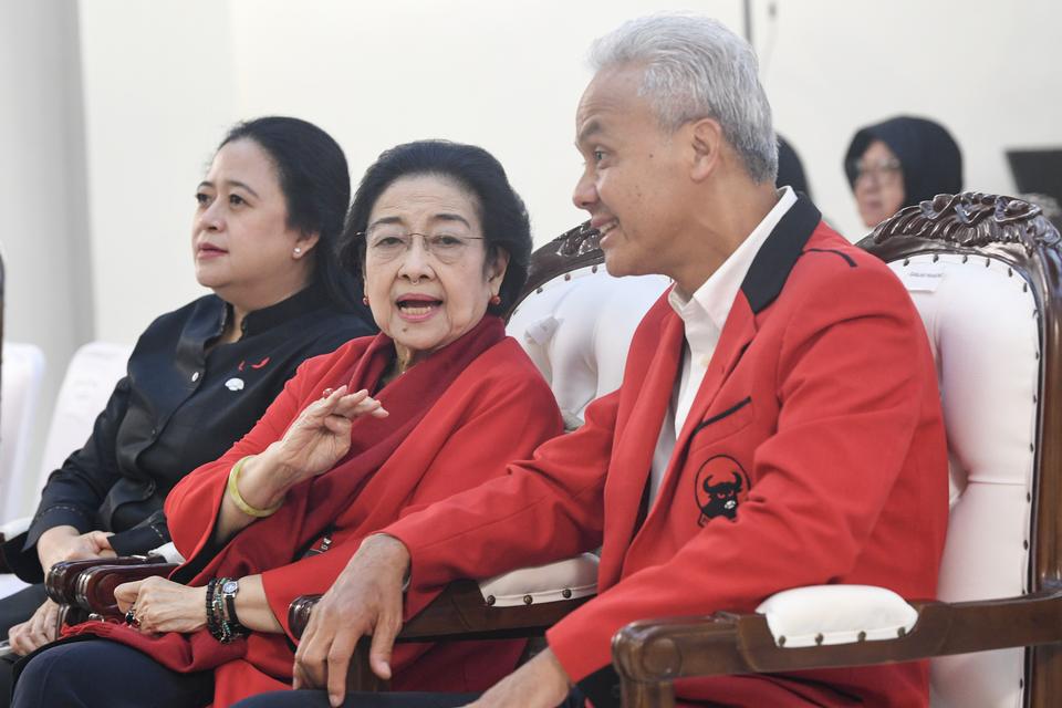 Ketua Umum PDI Perjuangan yang juga Presiden ke-5 RI Megawati Soekarnoputri (tengah) didampingi Ketua DPR Puan Maharani (kiri) berbincang dengan Capres nomor urut 3 Ganjar Pranowo (kanan) saat peringatan HUT ke-51 PDI Perjuangan di Sekolah Partai di Lente