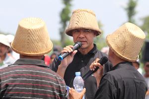 Ganjar Pranowo kunjungi petani tebu di Nganjuk