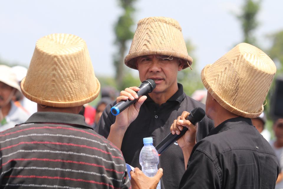 Calon presiden nomor urut 3 Ganjar Pranowo (tengah) berdialog dengan petani tebu di Kertosono, Nganjuk, Jawa Timur, Jumat (12/1/2024). Dalam kunjungan tersebut Ganjar menyerap aspirasi petani tebu rakyat di antaranya terkait harga jual tebu dan kualitas r