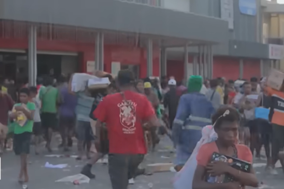 Pemerintah Papua Nugini mengumumkan keadaan darurat di ibu kota setelah sedikitnya 16 orang tewas dalam kerusuhan pada Rabu (10/1). 