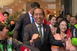 Presiden Jokowi ikut berjoget beberapa menit saat menemui mitra driver Gojek di Vietnam