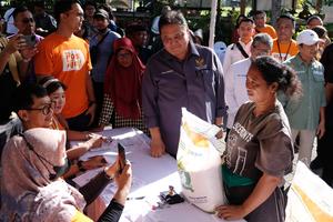 Menko Perekonomian salurkan bantuan pangan di Denpasar