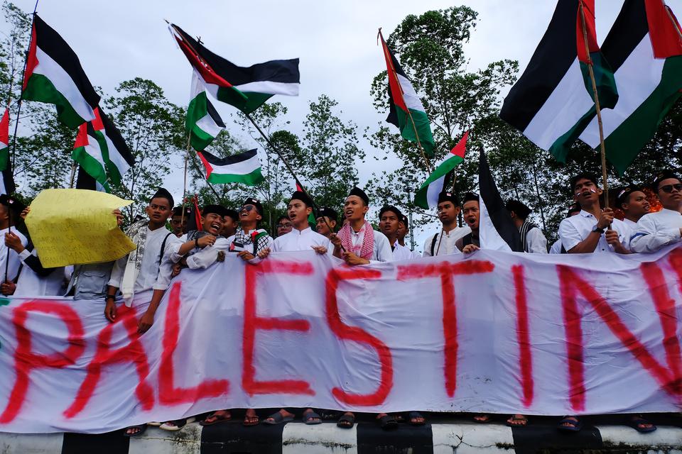 Ilustrasi. Warga meneriakkan yel-yel dalam Aksi Damai Bela Palestina di kawasan Bundaran Digulis, Pontianak, Kalimantan Barat, Sabtu (13/1/2024). Aksi untuk memperingati 100 hari agresi dan genosida di Jalur Gaza tersebut dilakukan sebagai bentuk solidari