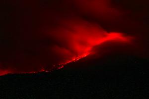 Lava pijar Gunung Lewotobi