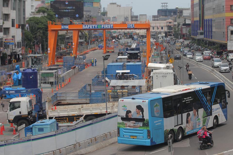 Kendaraan melintasi proyek MRT Fase 2 CP201 di kawasan Glodok, Jakarta, Senin (15/1/2024). PT MRT Jakarta menyatakan proses pekerjaan pembangunan MRT Fase 2A CP 203 sudah mencapai 41,47 persen yang terbagi dalam tiga kawasan, yaitu CP201 mencakup Bundaran