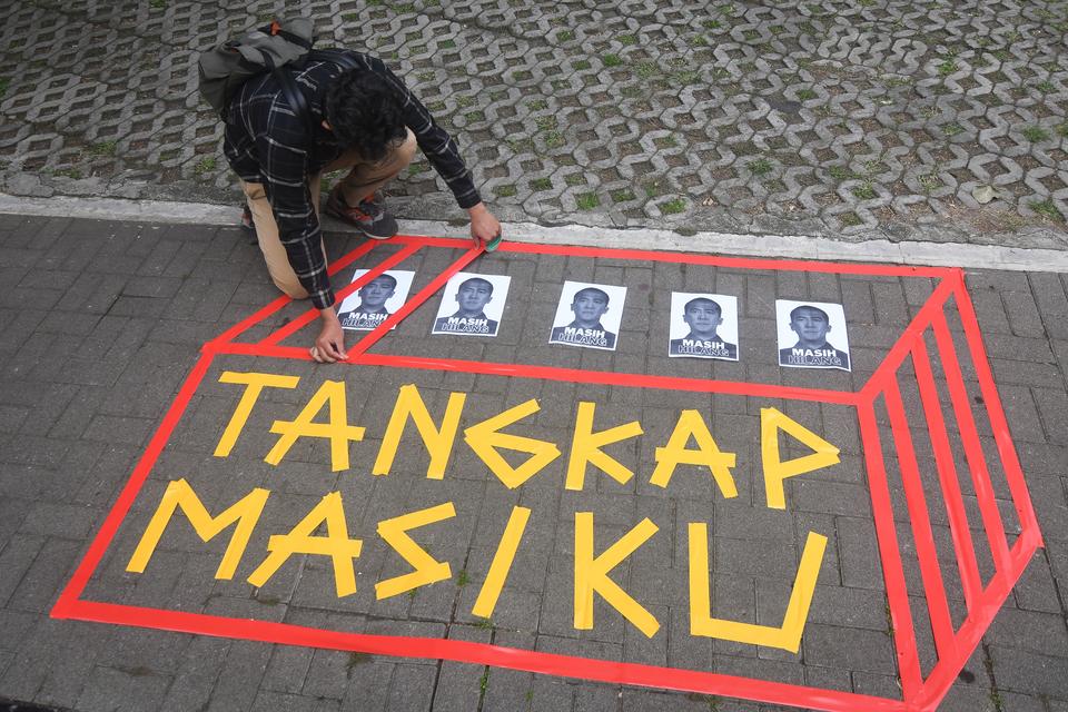 Aktivis Indonesia Corruption Watch (ICW) memasang seni instalasi memperingati empat tahun menghilangnya buronan KPK Harun Masiku di depan Gedung Merah Putih KPK, Jakarta, Senin (15/1/2024). ICW menuntut KPK untuk lebih serius dalam mencari buronan kasus d