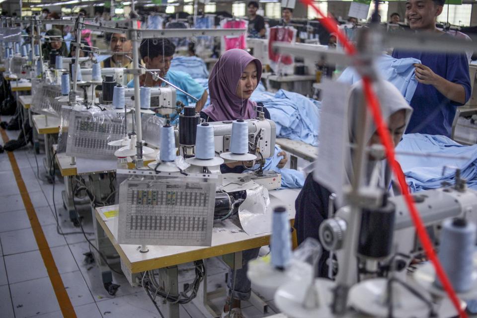 Sejumlah pekerja menyelesaikan pembuatan pakaian di salah satu pabrik garmen di Banjarnegara, Jawa Tengah, Senin (15/1/2023). 