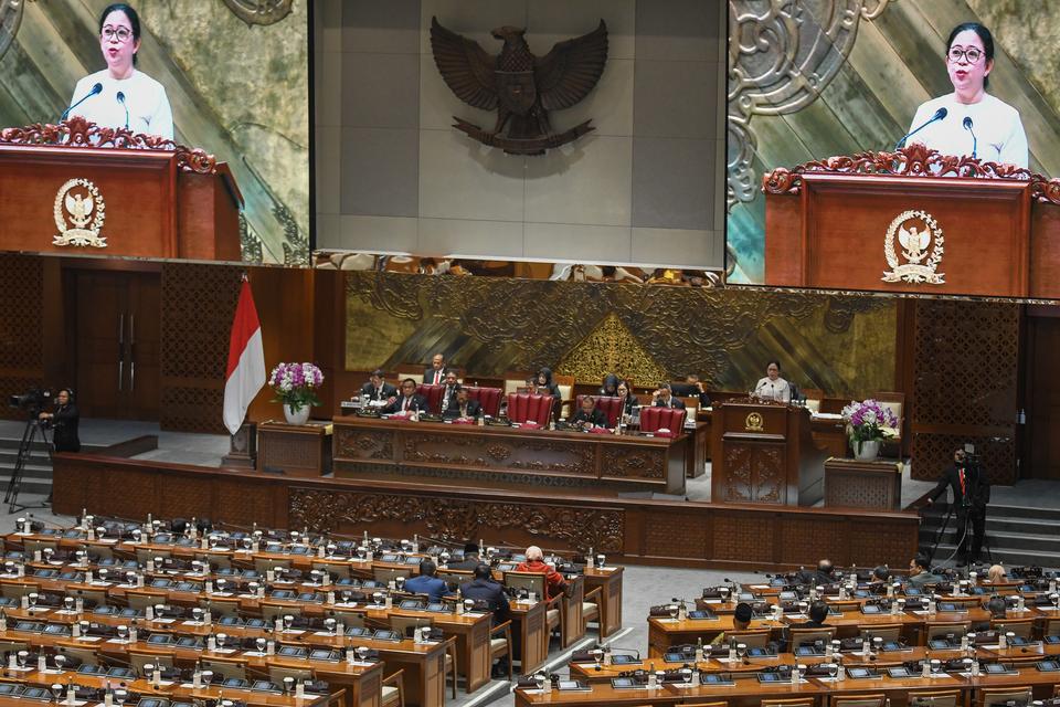 Ketua DPR Puan Maharani menyampaikan pidato dalam rapat paripurna pembukaan masa persidangan III tahun 2023-2024 di kompleks Parlemen, Senayan, Jakarta, Selasa (16/1/2024). 