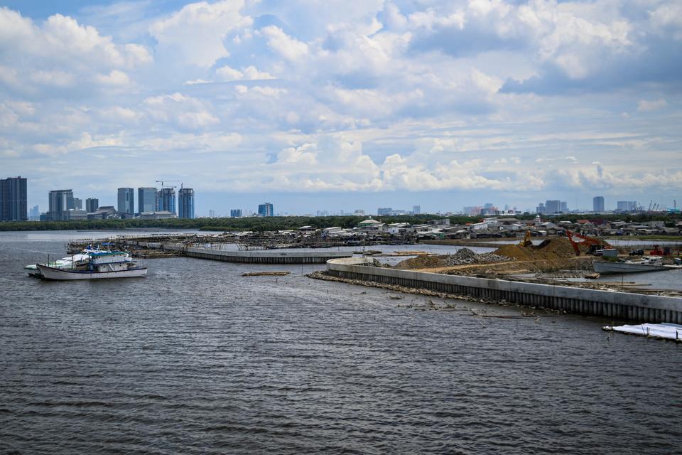 Pemandangan proyek pembangunan tanggul laut di Pantai Dadap, Kabupaten Tangerang, Banten, Selasa (16/1/2024). Kementerian Pekerjaan Umum dan Perumahan Rakyat (PUPR) membangun tanggul sepanjang 1.664 meter di Pantai Dadap yang masuk dalam proyek National C