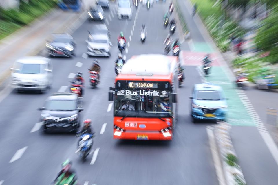 Bus listrik Transjakarta melintas di kawasan Sudirman, Jakarta, Selasa (16/1/2024).