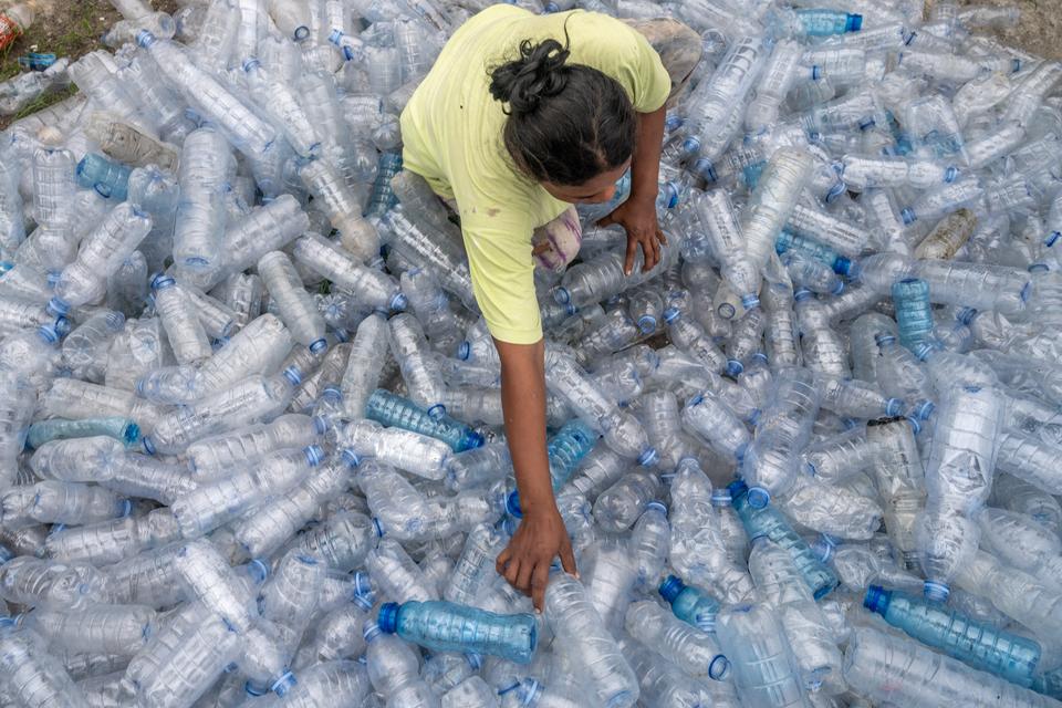 Peserta Program Padat Karya Pemilahan Sampah memilah sampah plastik di Palu, Sulawesi Tengah, Selasa (16/1/2024). Menurut Dinas Lingkungan Hidup (DLH) setempat, selama periode November - Desember 2023 program untuk mengurangi timbulan sampah plastik yang 