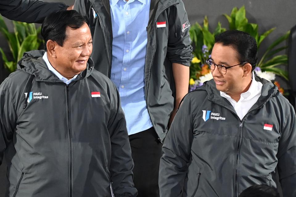 Capres nomor urut 1 Anies Baswedan (kanan) bersama capres nomor urut 2 Prabowo Subianto (kiri) mengenakan jaket sebagai komitmen pemberantasan korupsi saat menghadiri Penguatan Anti Korupsi untuk Penyelenggara Negara Berintegritas (Paku Integritas) di Ged