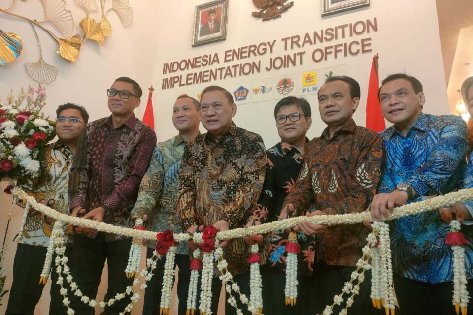 Direktur PLN, Darmawan Prasodjo (kedua dari kiri), bersama stake holder lainnya meresmikan Indonesia Energy Transition Implementation Joint Office di Kebayoran Baru, Jakarta, Rabu (17/1).