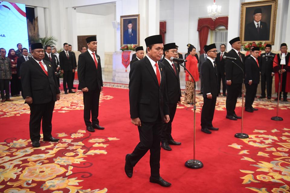 Sejumlah calon anggota Komisi Pengawas Persaingan Usaha (KPPU) periode 2024-2029 mengikuti upacara pelantikan di Istana Negara, Jakarta, Kamis (18/1/2024). 