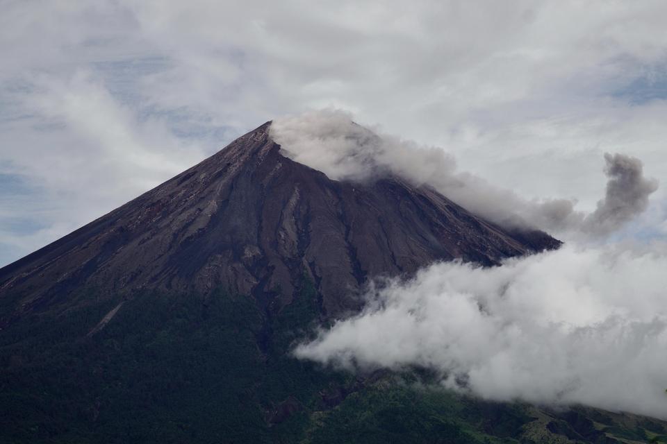 Gunung Semeru Erupsi Dua Kali, Lontarkan Abu Vulkanik 500 Meter