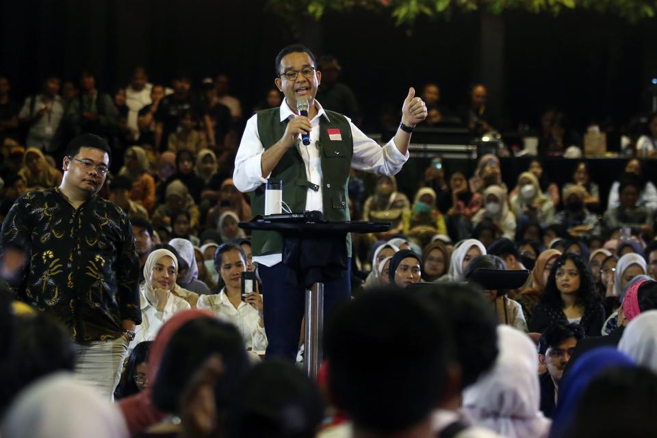 Calon presiden nomor urut 1 Anies Baswedan (kiri) menyampaikan paparannya pada acara "Desak Anies" yang mengusung tema perempuan, agraria dan lingkungan. di Jakarta, Kamis (18/1/2024). 