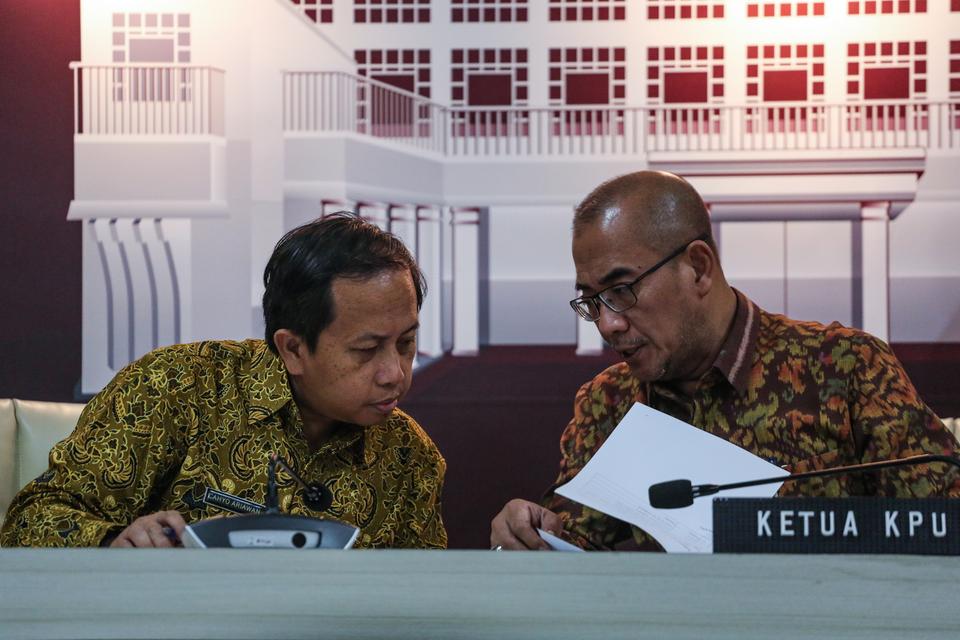 Ketua KPU Hasyim Asy’ari (kanan) berbincang dengan Kepala Biro Partisipasi dan Hubungan Masyarakat KPU Cahyo Ariawan (kiri) di sela konferensi pers terkait persiapan debat keempat Pilpres 2024 di Kantor KPU, Jakarta, Jumat (19/1/2024). 