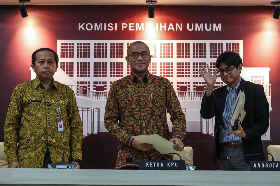 Ketua KPU Hasyim Asy’ari (tengah) bersama Komisioner KPU August Mellaz (kanan) di Kantor KPU, Jakarta, Jumat (19/1/2024).