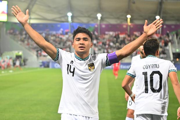 Pesepak bola Timnas Indonesia Asnawi Mangkualam berselebrasi usai mencetak gol ke gawang Vietnam pada laga kedua penyisihan grup D Piala Asia 2023 di Stadion Abdullah Bin Khalifah, Doha, Qatar, Jumat (19/1/2024).